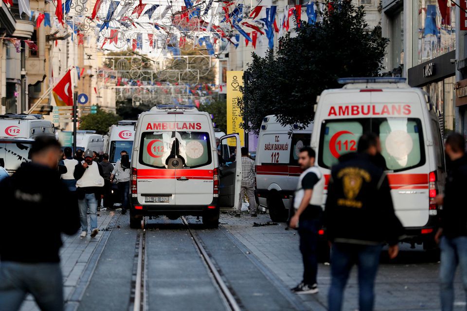 H&agrave;ng loạt xe cứu thương đ&atilde; được điều động tới Đại lộ Istiklal ở quận Beyoglu sau vụ nổ ng&agrave;y 13/11. Ảnh: Reuters