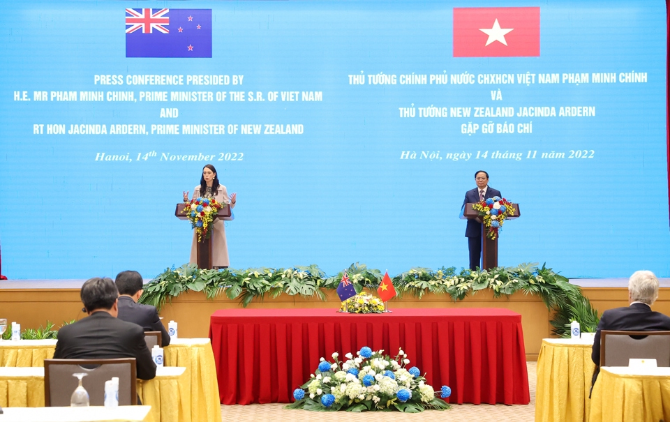 Hai Thủ tướng Việt Nam v&agrave; New Zealand gặp gỡ b&aacute;o ch&iacute; sau hội đ&agrave;m - Ảnh: VGP/Nhật Bắc
