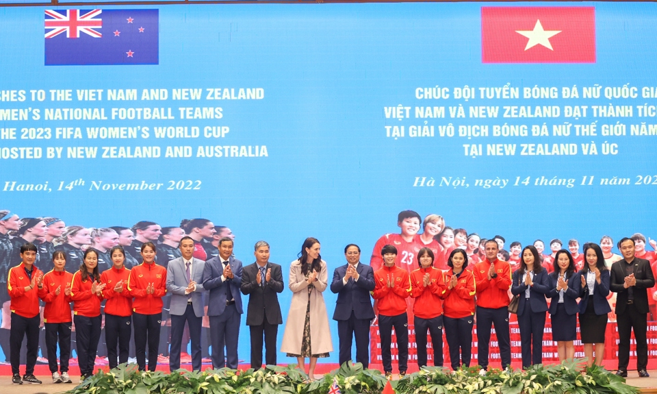 Thủ tướng Phạm Minh Ch&iacute;nh, Thủ tướng New Zealand Jacinda Ardern c&ugrave;ng Ban l&atilde;nh đạo VFF, ban huấn luyện v&agrave; c&aacute;c cầu thủ nữ - Ảnh: VGP/Nhật Bắc
