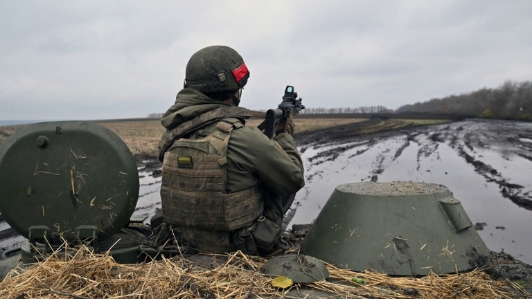 Một binh sĩ Nga thực hiện nhiệm vụ trinh s&aacute;t ở Kharkov, Ukraine. Ảnh: Sputnik