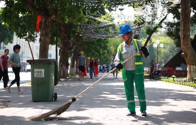 Nh&acirc;n vi&ecirc;n vệ sinh thu gom r&aacute;c tại H&agrave; Nội. Ảnh: C&ocirc;ng H&ugrave;ng.