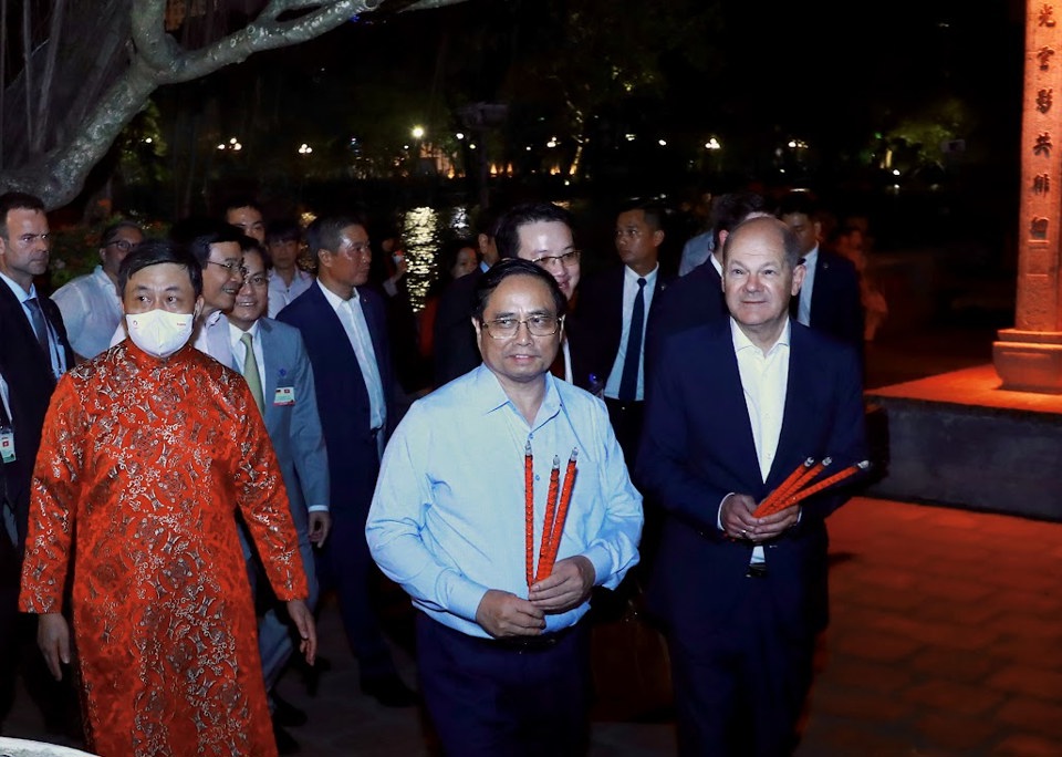 Thủ tướng Đức Olaf Scholz cùng Thủ tướng Phạm Minh Chính dạo bộ đêm Hồ Gươm - Ảnh 1
