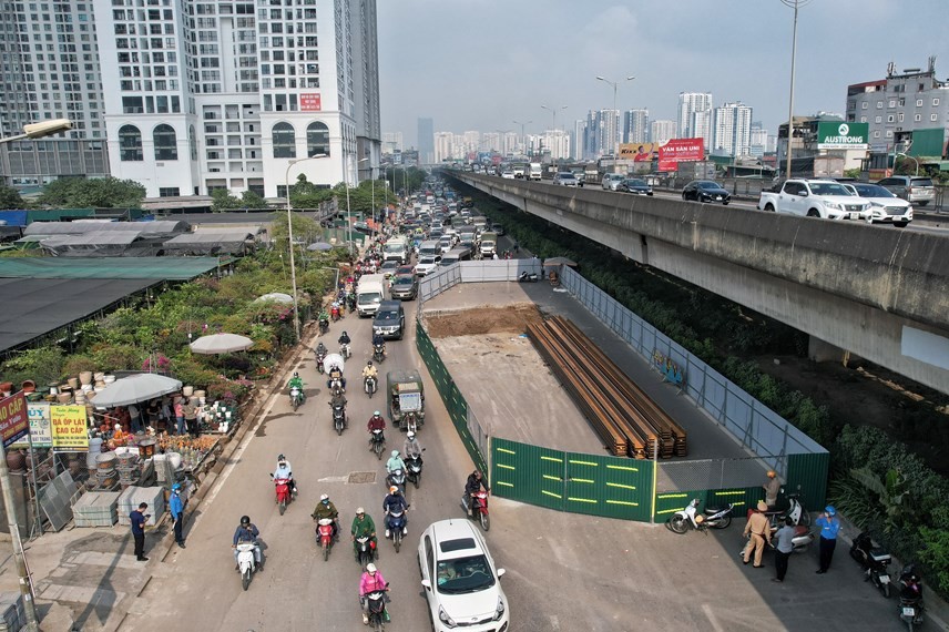 Rào chắn trên trên đường Nguyễn Xiển. Ảnh: Thanh Hà
