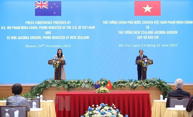 Thủ tướng Phạm Minh Ch&iacute;nh v&agrave; Thủ tướng New Zealand Jacinda Ardern gặp gỡ b&aacute;o ch&iacute;. Ảnh: TTXVN