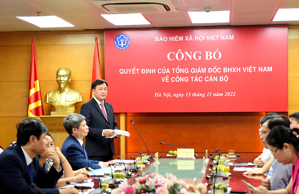 Gi&aacute;m đốc BHXH H&agrave; Nội Phan Văn Mến ph&aacute;t biểu nhận nhiệm vụ.