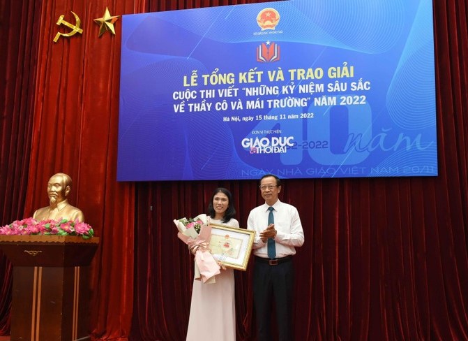 Thứ trưởng Bộ GD&ĐT trao giải Nhất cho tác giả Nguyễn Thị Liên với tác phẩm: 