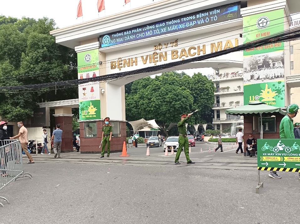 C&ocirc;ng an phường Phương Mai l&agrave;m nhiệm vụ đảm bảo&nbsp;an ninh trật tự tại khu vực cổng bệnh viện Bạch Mai.