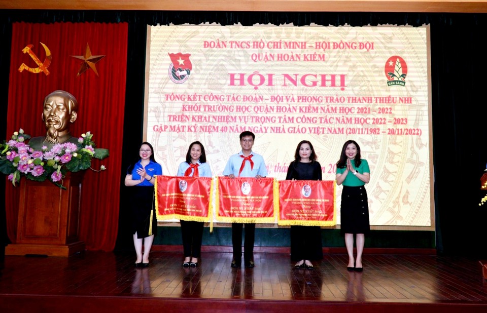 B&iacute; thư Quận đo&agrave;n, Chủ tịch Hội đồng đội quận Ho&agrave;n Kiếm&nbsp;Trần Kim Huyền v&agrave; Chủ tịch LĐLĐ quận Ho&agrave;n Kiếm L&ecirc; Ho&agrave;ng Thủy V&acirc;n trao cờ đơn vị xuất sắc trong c&ocirc;ng t&aacute;c Đội v&agrave; phong tr&agrave;o thi&ecirc;u nhi Thủ đ&ocirc; của Th&agrave;nh đo&agrave;n