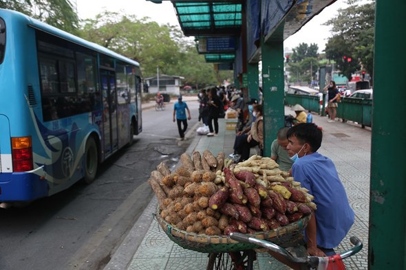 Điểm trung chuyển xe buýt Long Biên bị hàng quán bủa vây. Ảnh: Phạm Công