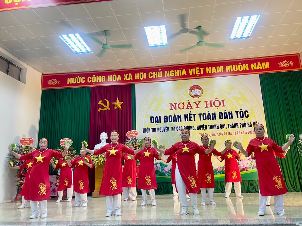 Một tiết mục văn nghệ đặc sắc của Nh&acirc;n d&acirc;n th&ocirc;n Thị Nguy&ecirc;n tại ng&agrave;y hội. Ảnh: B&igrave;nh Minh