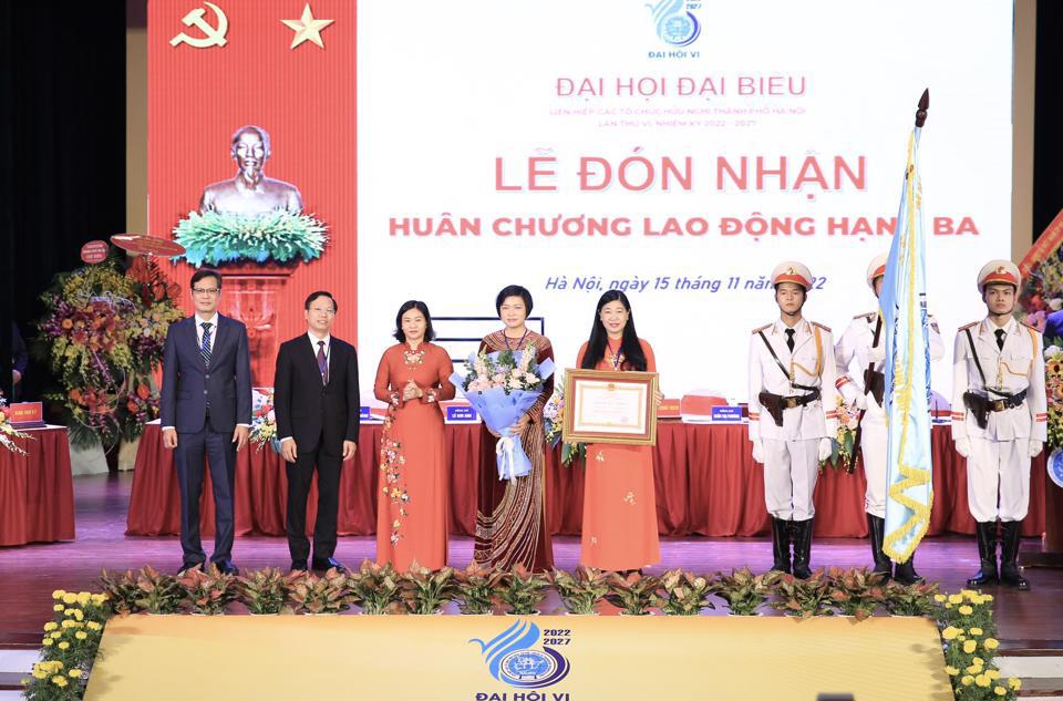 Liên hiệp Các tổ chức hữu nghị TP Hà Nội đón nhận Huân chương Lao động hạng Ba lần thứ hai. Ảnh: Cẩm Anh