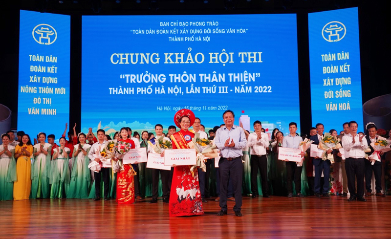 Phó Bí thư Thành ủy Hà Nội Nguyễn Văn Phong trao giải Nhất cho đại diện đội Đông Anh. Ảnh: Nguyễn Thanh