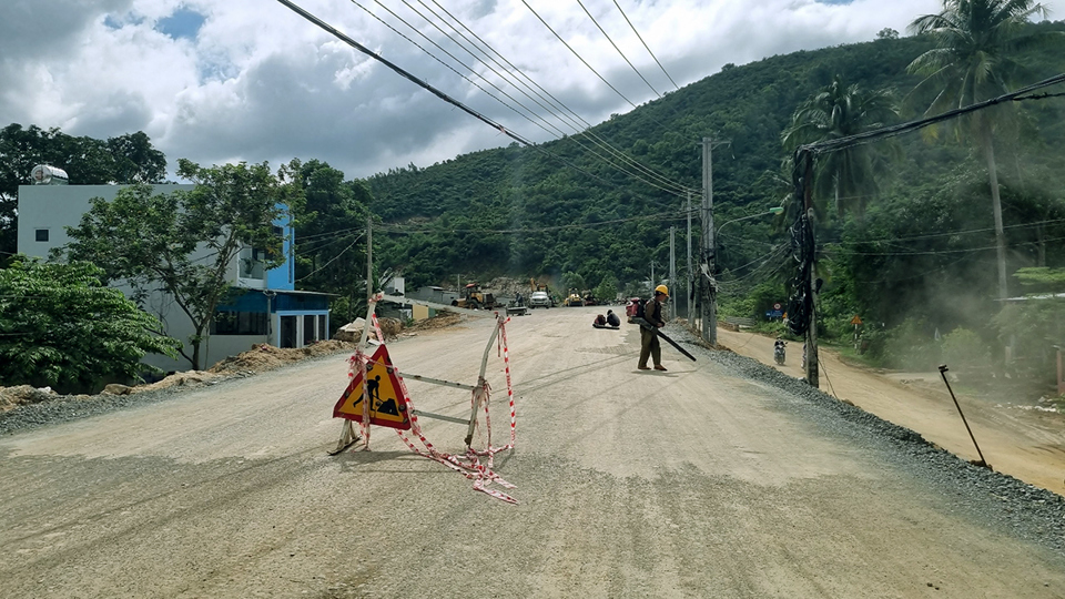 Tại khu vực th&ocirc;n Phước Thượng, x&atilde; Phước Đồng, TP Nha Trang gần đoạn giao với nh&aacute;nh 2, c&ocirc;ng nh&acirc;n đang chuẩn bị mặt bằng để thảm nhựa.&nbsp;