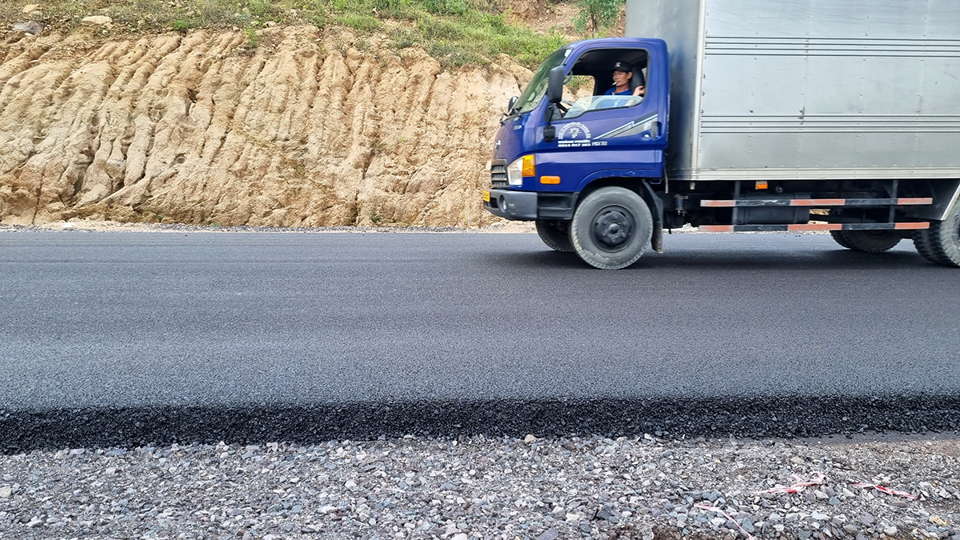 Theo c&aacute;c t&agrave;i xế v&agrave; người d&acirc;n khu vực n&agrave;y, đ&acirc;y l&agrave; con đường đau khổ "mưa lầy - nắng bụi" đ&atilde; k&eacute;o d&agrave;i nhiều năm. Thậm ch&iacute; người d&acirc;n c&oacute; l&uacute;c phải d&ugrave;ng đ&aacute;, gậy, bảng hiệu... chắn một phần đường để c&aacute;c xe giảm tốc độ tr&aacute;nh bụi m&ugrave; g&acirc;y ảnh hưởng đến sinh hoạt. V&igrave; vậy, người d&acirc;n rất phấn khởi v&igrave; đường h&agrave;nh thiện sẽ đảm bảo an to&agrave;n giao th&ocirc;ng v&agrave; đời sống kh&ocirc;ng bị ảnh hưởng bụi m&ugrave;.