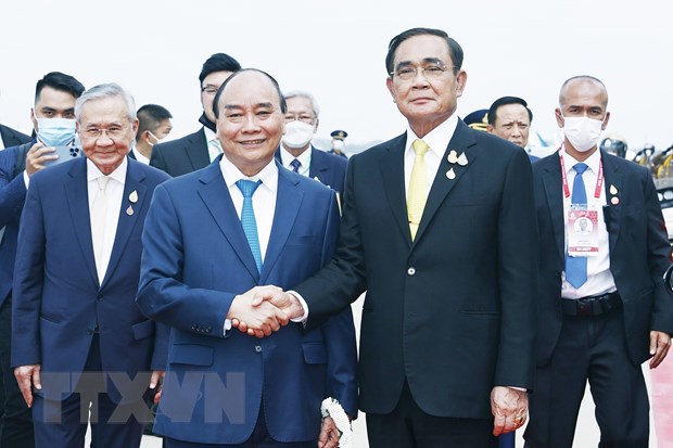 Thủ tướng Th&aacute;i Lan Prayut Chan-o-cha đ&oacute;n Chủ tịch nước Nguyễn Xu&acirc;n Ph&uacute;c tại S&acirc;n bay Kh&ocirc;ng qu&acirc;n Ho&agrave;ng gia Th&aacute;i Lan. (Ảnh: Thống Nhất/TTXVN)