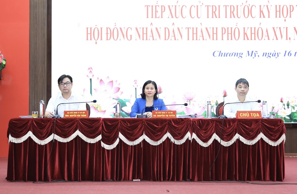 Ph&oacute; B&iacute; thư Thường trực Th&agrave;nh ủy Nguyễn Thị Tuyến c&ugrave;ng c&aacute;c đại biểu HĐND TP ứng cử tại đơn vị bầu cử huyện Chương Mỹ đ&atilde; tiếp x&uacute;c với cử tri huyện Chương Mỹ.