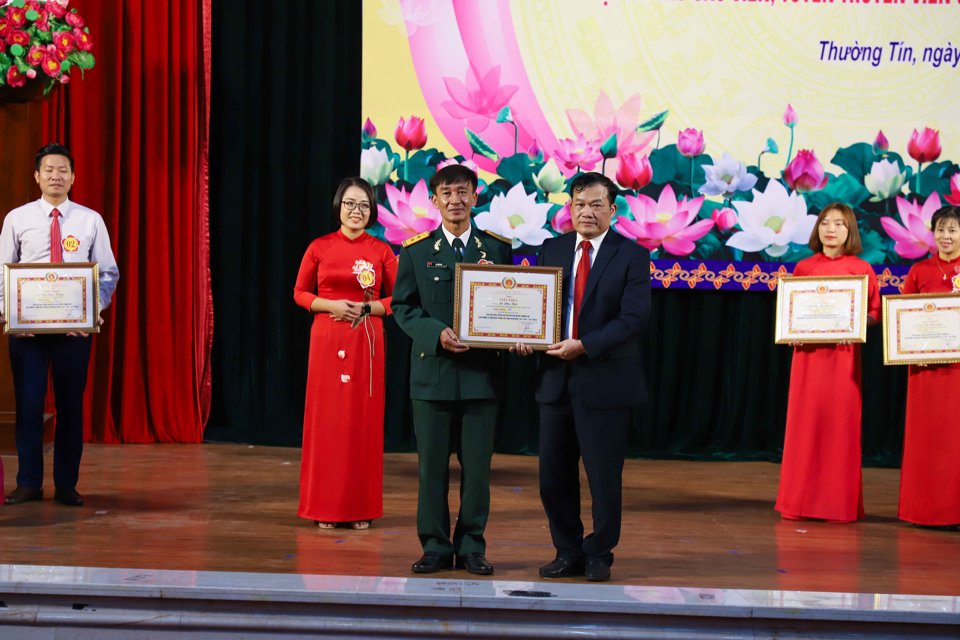 B&iacute; thư Huyện ủy Thường T&iacute;n Nguyễn Tiến Minh trao phần thưởng cho c&aacute;c c&aacute; nh&acirc;n