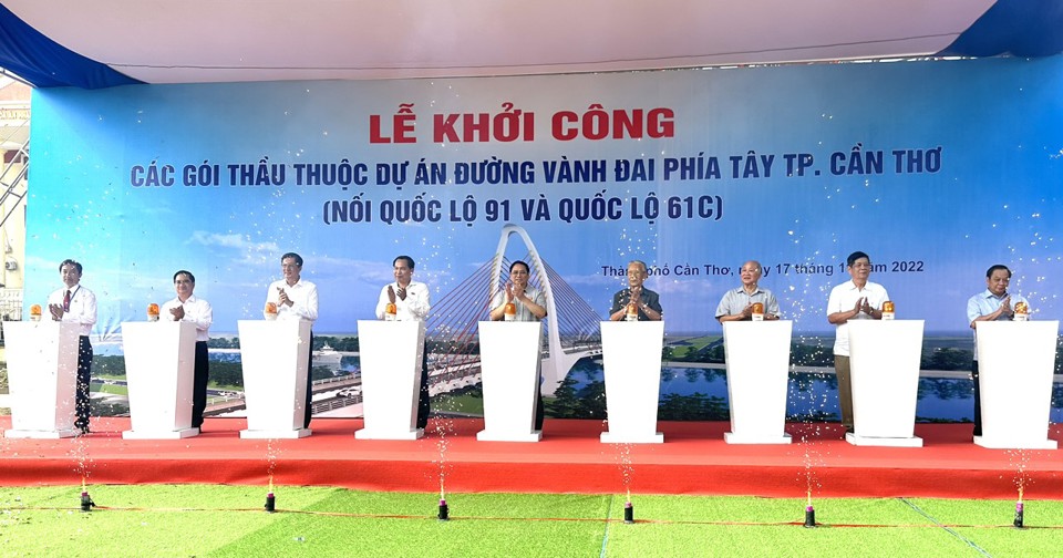 Thủ tướng Phạm Minh Ch&iacute;nh v&agrave; c&aacute;c đại biểu thực hiện nghi lễ khởi c&ocirc;ng dự &aacute;n. Ảnh:&nbsp; Hồng Thắm