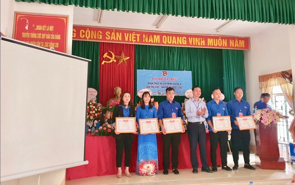 Huyện ủy BaVì, Đảng bộ xã BaVìtạo mọi điều kiện thuận lợi nhất để quần chúng ưu tú pháttriển, có cơ hội được đứng trong hàng ngũ của Đảng. Ảnh: Lâm Nguyễn