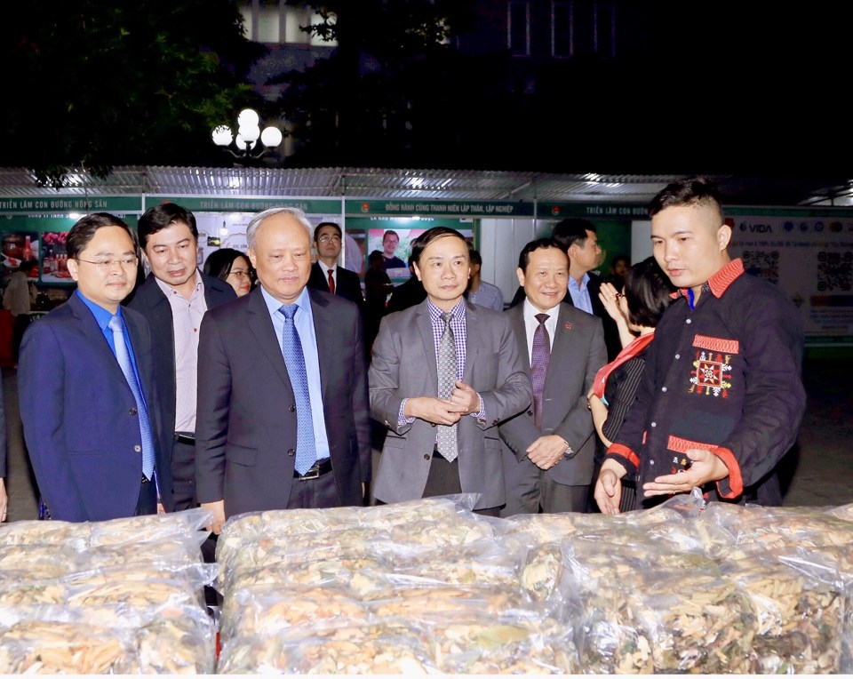 Anh Triệu Sinh Viễn, đảng viên người dân tộc Dao, giới thiệu sản phẩm thuốc Nam của người Dao tại một hội chợ. Ảnh: Lâm Nguyễn