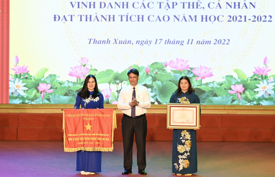 Trường THCS Kim Giang được tặng Cờ Thi đua xuất sắc của Ch&iacute;nh phủ, Trường&nbsp; THCS Việt Nam - Angi&ecirc;ri&nbsp; được tặng Bằng khen của Thủ tướng Ch&iacute;nh phủ