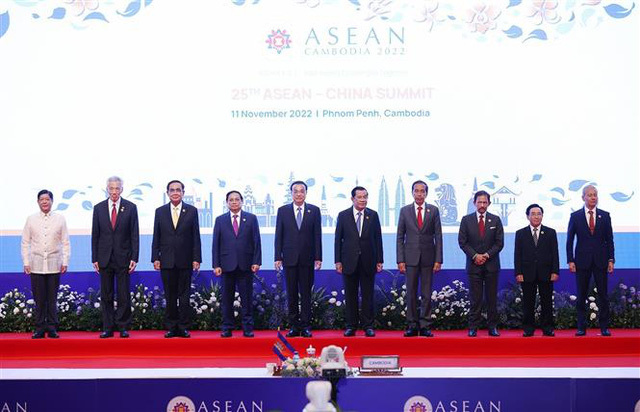 Hội nghị Cấp cao ASEAN-Trung Quốc diễn ra tại Campuchia, trong khu&ocirc;n khổ Hội nghị Cấp cao ASEAN lần thứ 40,41 v&agrave; c&aacute;c hội nghị cấp cao li&ecirc;n quan.&nbsp;