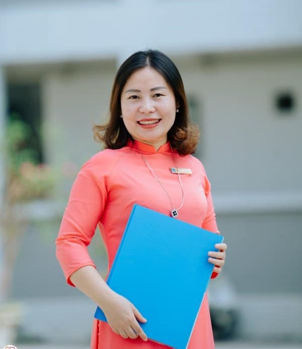 Nhà giáo Nguyễn Phương Thảo, giáo viên trường THPT Quốc Oai là 1 trong 40 giáo viên tiêu biểu giai đoạn 1982- 2022