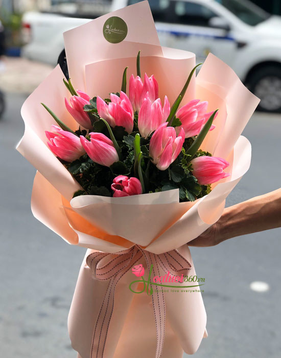 Tặng hoa 20/11 là cách tuyệt vời để thể hiện tình cảm của bạn đối với người thân và bạn bè. Hãy đến với chúng tôi để xem những bức ảnh đẹp mắt về những bông hoa tươi sáng trong ngày lễ đặc biệt này.