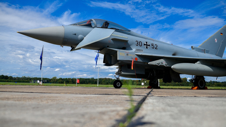 M&aacute;y bay chiến đấu Eurofighter của qu&acirc;n đội Đức đậu tại căn cứ kh&ocirc;ng qu&acirc;n ở Norvenich, miền T&acirc;y nước Đức. Ảnh: AFP