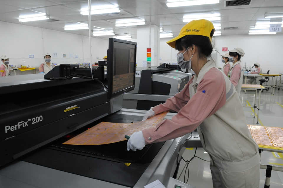Sản xuất linh kiện điện tử xuất khẩu tại khu công nghiệp Thạch Thất. Ảnh: Hải Linh