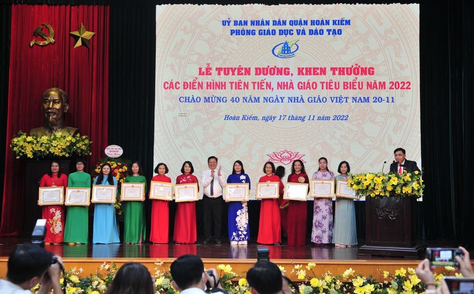 Ph&oacute; Chủ tịch Thường trực UBND quận Ho&agrave;n Kiếm Nguyễn Anh Qu&acirc;n trao danh hiệu Tập thể lao động xuất sắc cho 11 tập thể