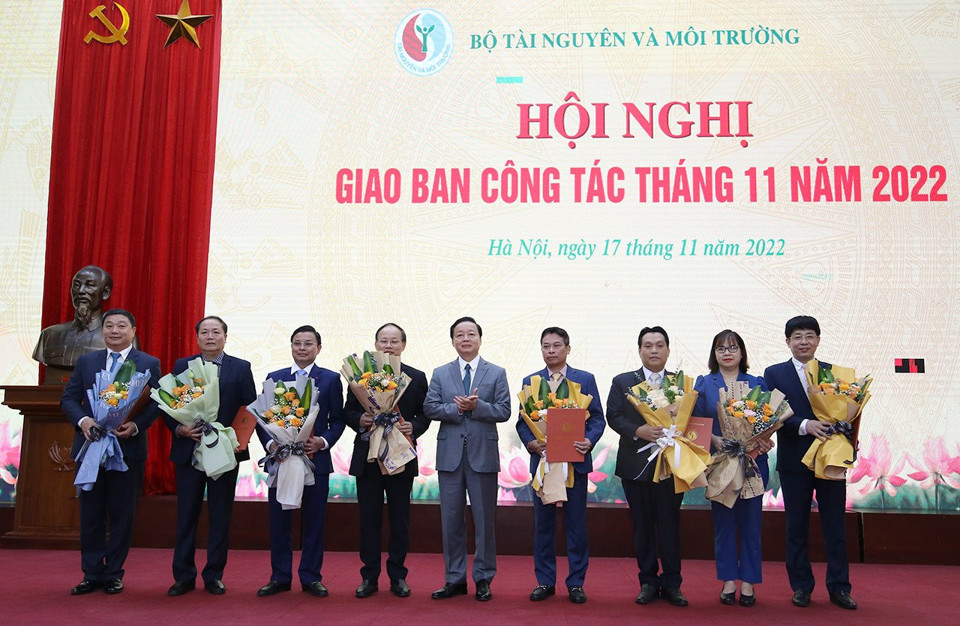 Bộ trưởng Trần Hồng H&agrave; trao Quyết định v&agrave; tặng hoa ch&uacute;c mừng l&atilde;nh đạo c&aacute;c đơn vị mới được điều động, bổ nhiệm.