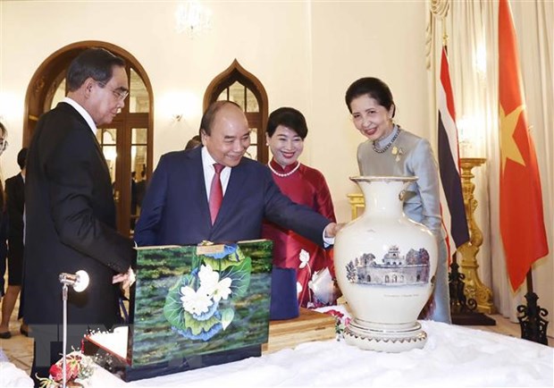 Chủ tịch nước Nguyễn Xu&acirc;n Ph&uacute;c v&agrave; Thủ tướng Vương quốc Th&aacute;i Lan Prayut Chan-o-cha trao đổi tặng phẩm. (Ảnh: Thống Nhất/TTXVN)