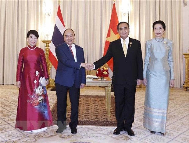 Thủ tướng Vương quốc Th&aacute;i Lan Prayut Chan-o-cha v&agrave; Phu nh&acirc;n với Chủ tịch nước Nguyễn Xu&acirc;n Ph&uacute;c v&agrave; Phu nh&acirc;n. (Ảnh: Thống Nhất/TTXVN)