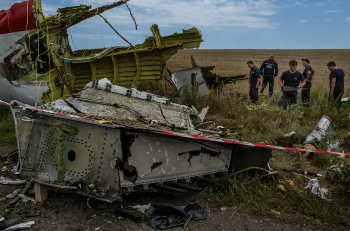 Những mảnh vỡ của m&aacute;y bay MH17 sau khi bị bắn. Ảnh: The New York Times &nbsp;