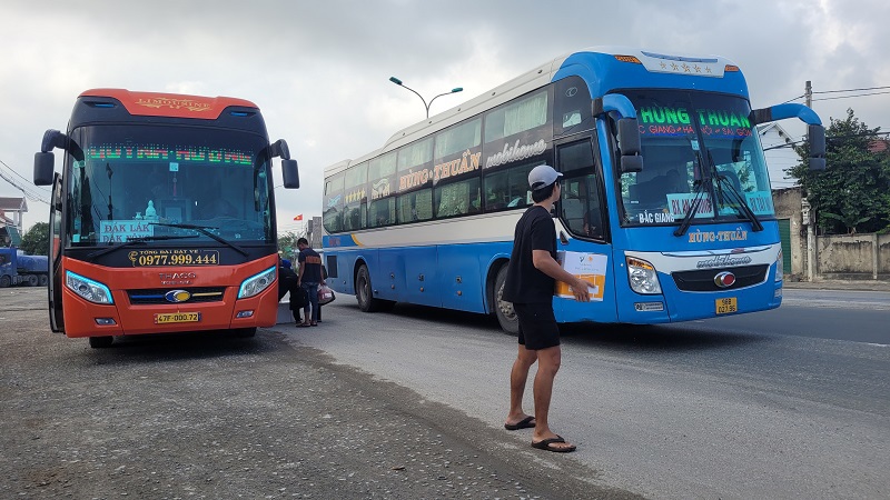 Nhiều phương tiện xe kh&aacute;ch dừng, đỗ tr&ecirc;n quốc lộ 1A, đoạn qua thị trấn Ngh&egrave;n (huyện Can Lộc) để đ&oacute;n, trả kh&aacute;ch, nhận gửi h&agrave;ng h&oacute;a.