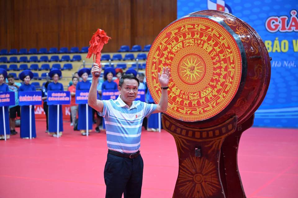 Phó Chủ tịch Hội Nhà báo Việt Nam Nguyễn Đức Lợi  đánh trống khai mạc giải đấu.