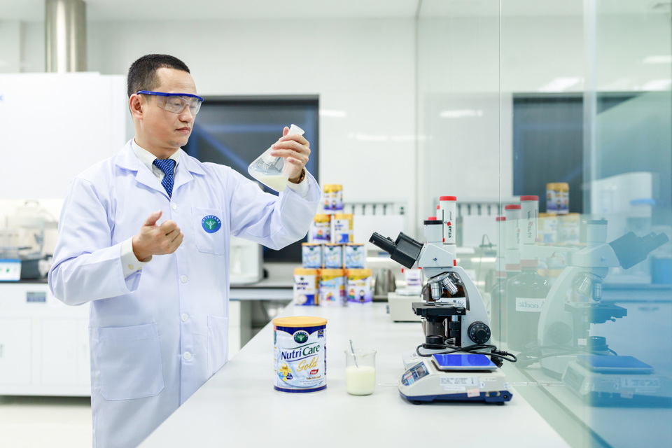 Bác sĩ Nguyễn Đức Minh - Tổng Giám đốc Công ty CP Dinh dưỡng Nutricare trực tiếp kiểm tra sản phẩm. Ảnh: Nguyên Dương