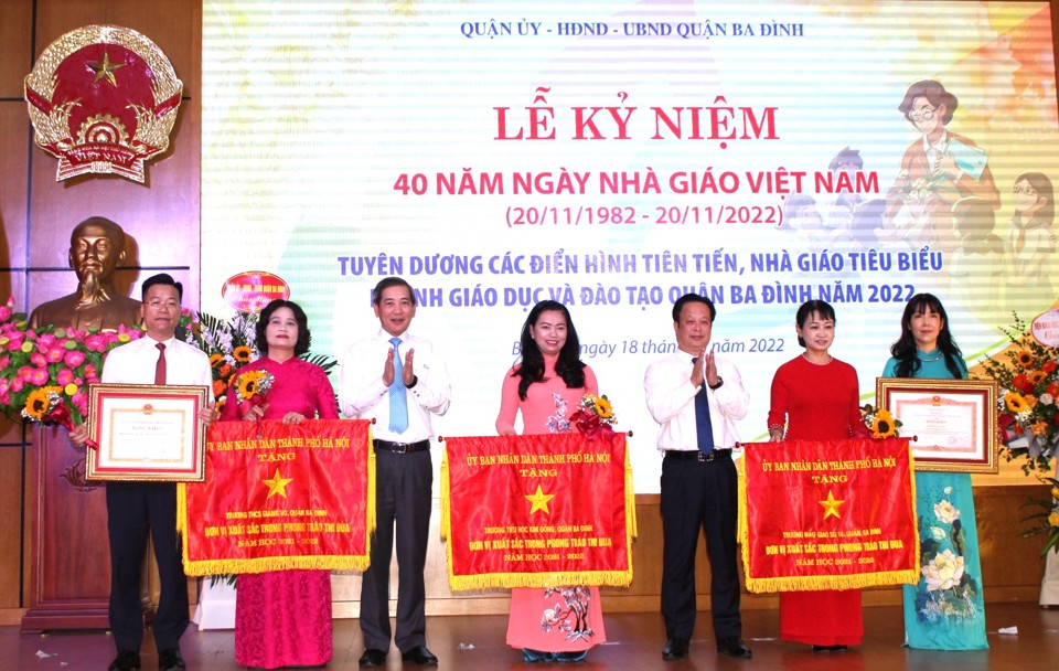 Giám đốc Sở GD&ĐT Trần Thế Cương, Bí thư quận ủy Ba Đình Hoàng Minh Dũng Tiến trao Bằng khen của Thủ tướng Chính phủ, Cờ thi đua cho 5 tập thế xuất sắc