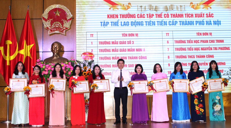 Chủ tịch UBND quận Ba Đình Tạ Nam Chiến trao thưởng cho các tập thế xuất sắc