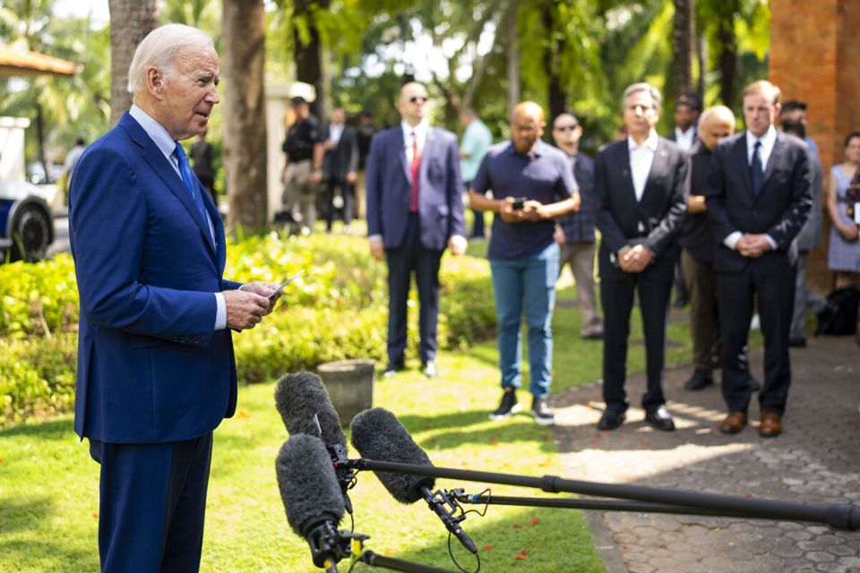 Tổng thống Mỹ Joe Biden trả lời báo giới sau cuộc họp khẩn của các nhà lãnh đạo G7 và NATO tại Bali, Indonesia, ngày 16-11-2022. Ảnh AP