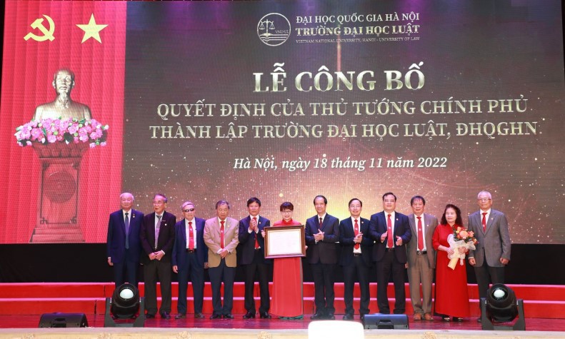 Bộ trưởng Bộ GD&ĐTNguyễn Kim Sơn trao quyết định thành lập cho trường ĐH Luật (thuộc ĐHQGHN)