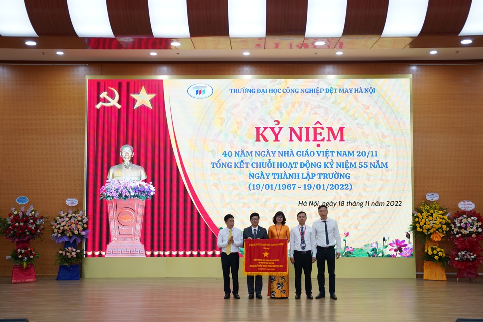 Khen thưởng nh&acirc;n dịp sự kiện. Ảnh: Khắc Ki&ecirc;n