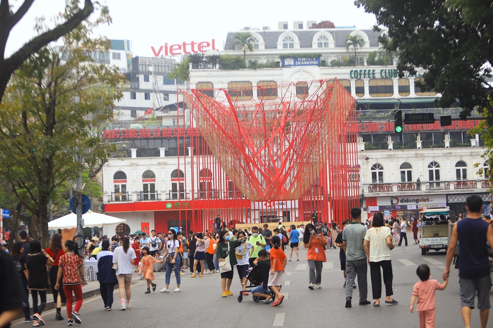 “Cổng sáng tạo” tại quảng trường Đông Kinh Nghĩa Thục. Ảnh: Lại Tấn