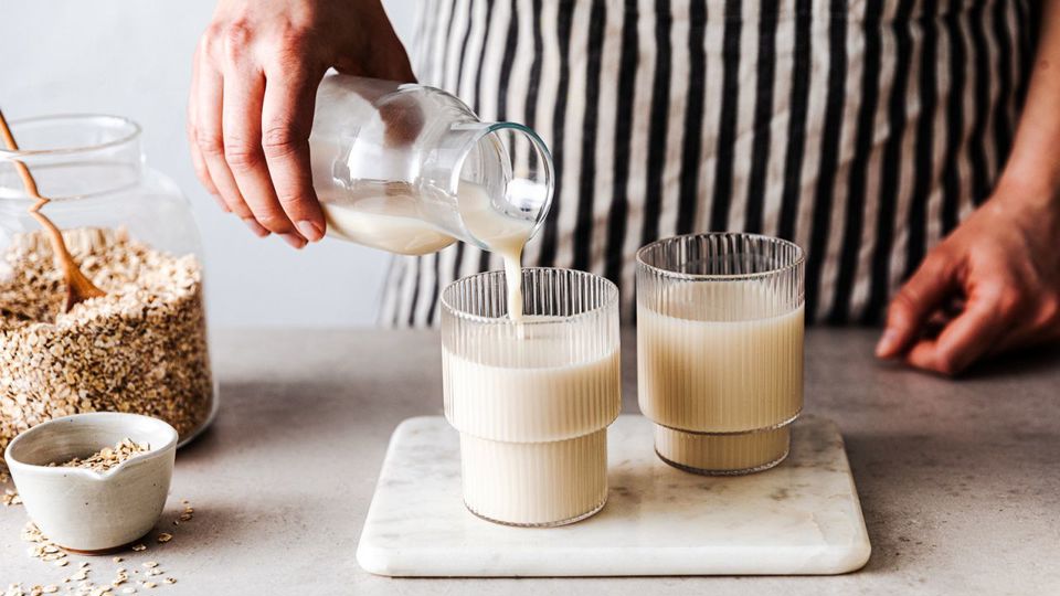 Sữa dựa trên thực vật có nhiều lựa chọn. Sữa yến mạch có 1 - 3 gam protein mỗi khẩu phần, so với 8 gam từ sữa bò. Ảnh: CNN