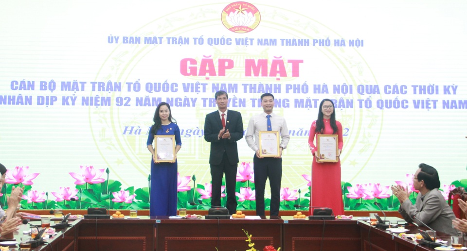 Ph&oacute; Chủ tịch Thường trực Ủy ban MTTQ Việt Nam TP H&agrave; Nội Nguyễn Anh Tuấn trao giải Nh&igrave; cho 3 c&aacute;n bộ