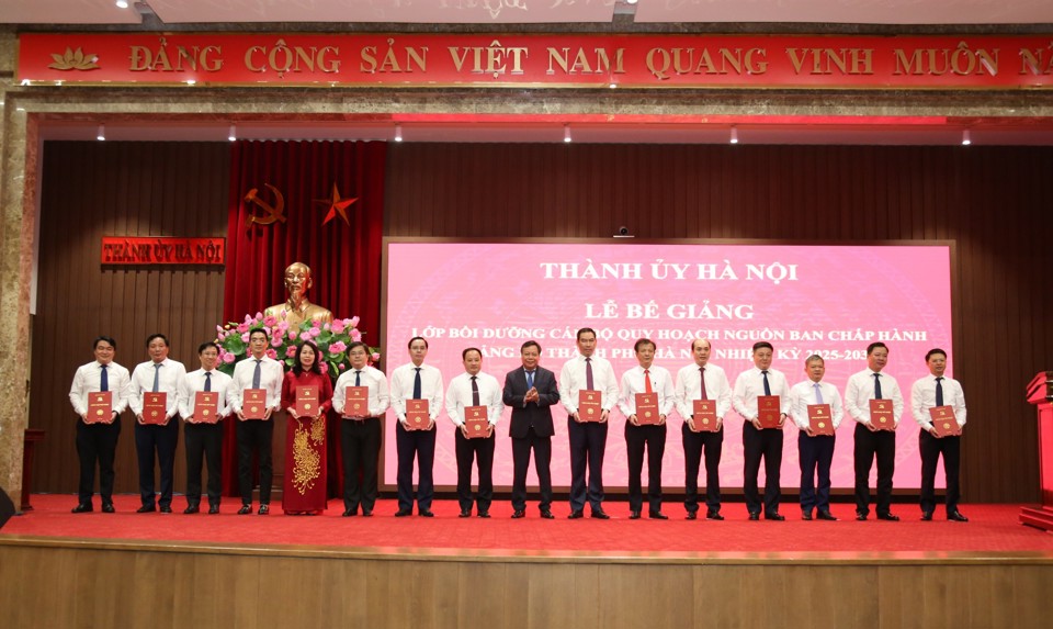 Ph&oacute; B&iacute; thư Th&agrave;nh ủy Nguyễn Văn Phong&nbsp;trao Chứng chỉ tốt nghiệp cho c&aacute;c học vi&ecirc;n.
