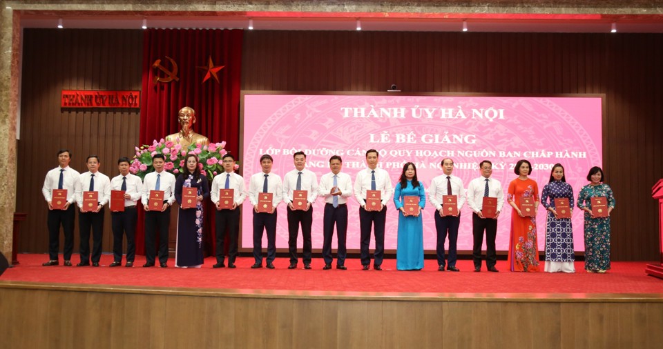 Hà Nội: Bế giảng lớp bồi dưỡng cán bộ quy hoạch nguồn BCH Đảng bộ TP - Ảnh 1