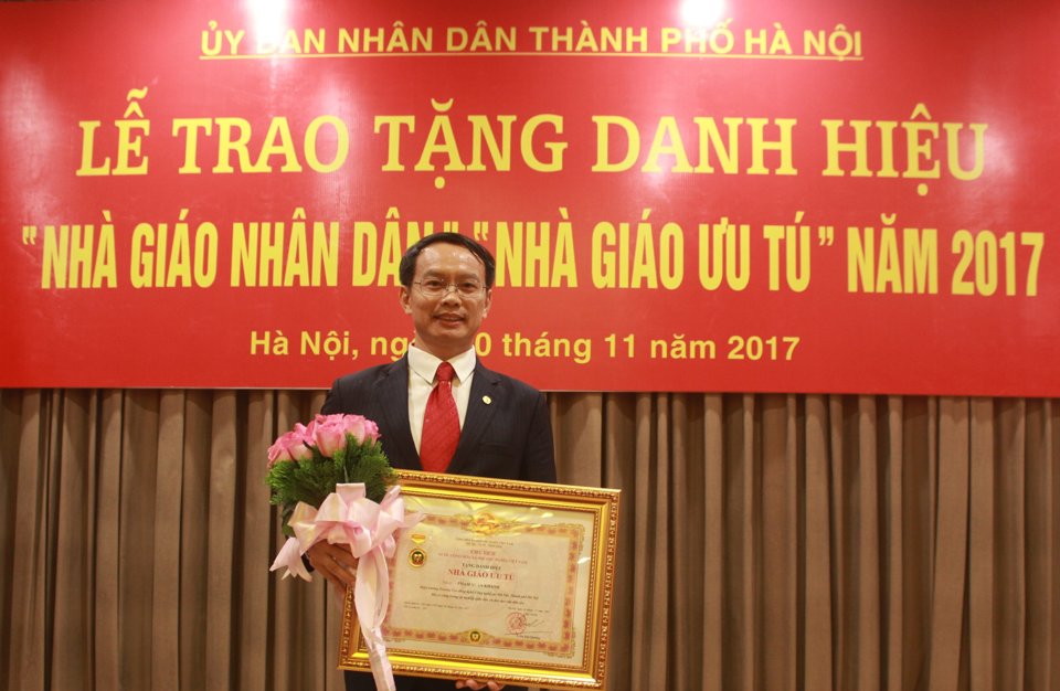 Năm 2017, Hiệu trưởng Phạm Xu&acirc;n Kh&aacute;nh được tặng danh hiệu "Nh&agrave; gi&aacute;o ưu t&uacute;".&nbsp; Ảnh: TA