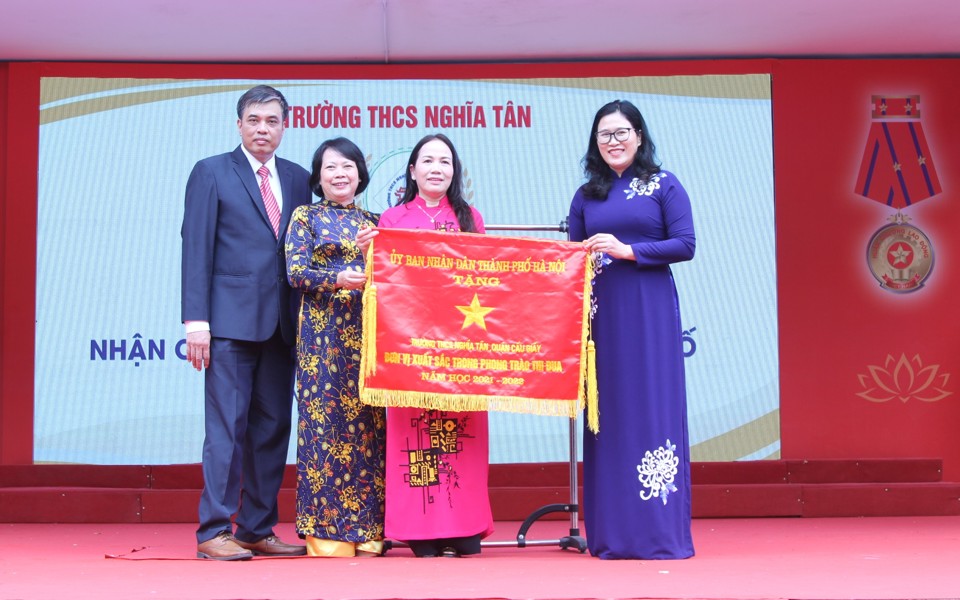 Ph&oacute; Chủ tịch UBND quận Cầu Giấy trao cờ thi đua của UBND TP cho Ban Gi&aacute;m hiệu trường THCS Nghĩa T&acirc;n.